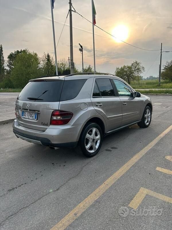 Usata Mercedes ML320 224 CV (164 kW) 2007 Grigio SUV