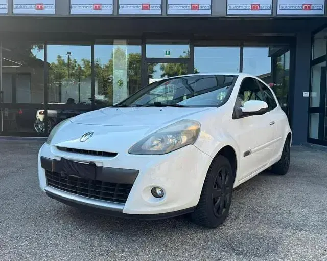 Usata Renault Clio II Dynamique 75 CV (55 kW) 2010 Bianco Utilitaria