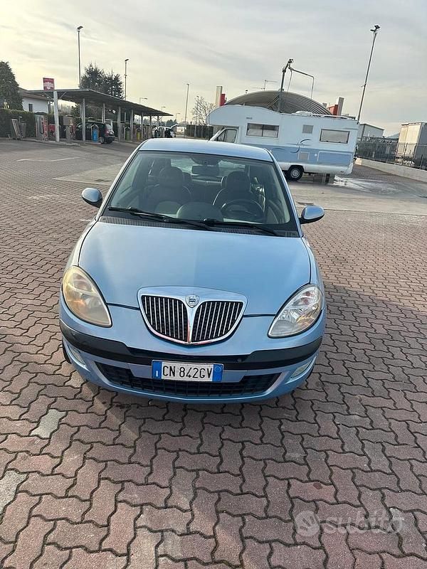 Usata Lancia Ypsilon 60 CV (44 kW) 2004 Blu Utilitaria