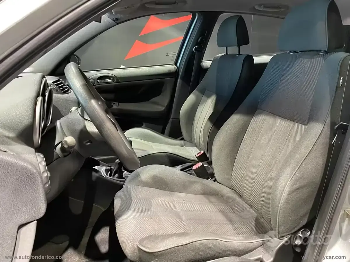 Usata Alfa Romeo 147 Distinctive 116 CV (85 kW) 2004 Grigio Utilitaria