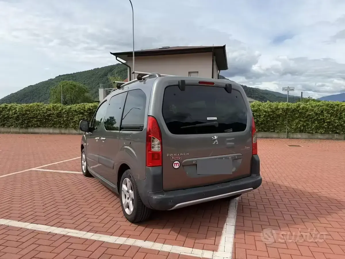 Gebraucht Peugeot Partner Tepee Outdoor 112 PS (82 kW) 2012 Grau Van / Kleinbus