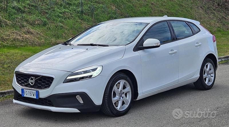 Usata Volvo V40 Summum 120 CV (88 kW) 2017 Bianco Berlina