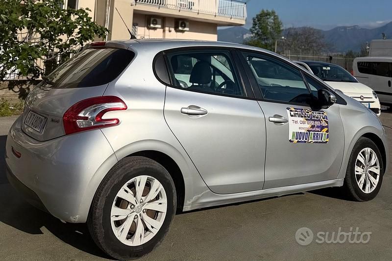 Usata Peugeot 208 68 CV (50 kW) 2014 Grigio Utilitaria