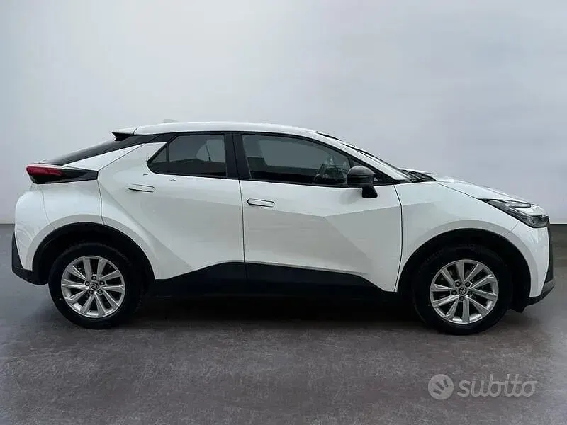 Usata Toyota C-HR Active 140 CV (102 kW) 2024 Bianco SUV