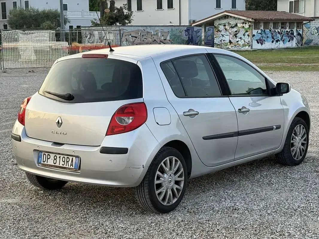 Usata Renault Clio II LE 86 CV (63 kW) 2008 Grigio Berlina