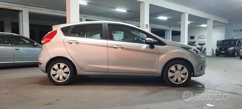Usata Ford Fiesta Titanium 82 CV (60 kW) 2010 Grigio Utilitaria