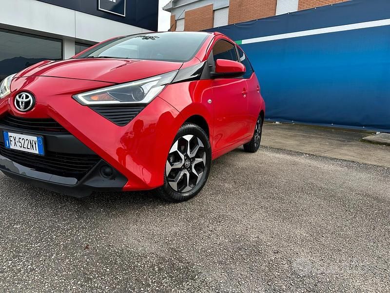 Usata Toyota Aygo Connect Style 72 CV (52 kW) 2019 Rosso Utilitaria