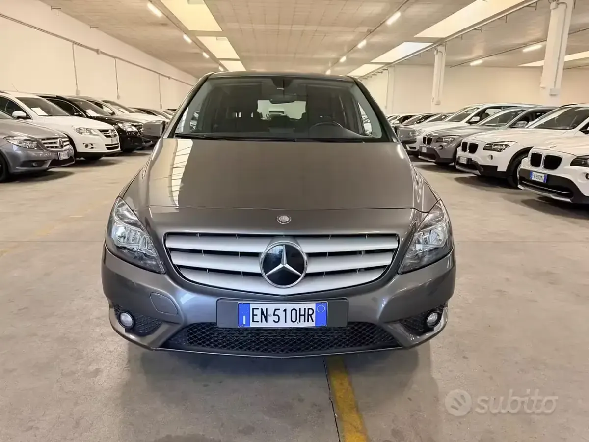 Usata Mercedes B180 Executive 109 CV (80 kW) 2012 Grigio Utilitaria