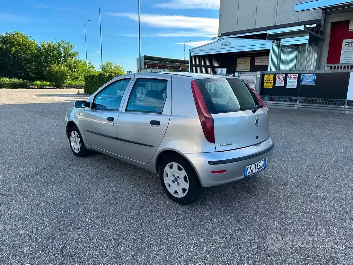 Usata Fiat Punto Dynamic 60 CV (44 kW) 2005 Grigio Utilitaria