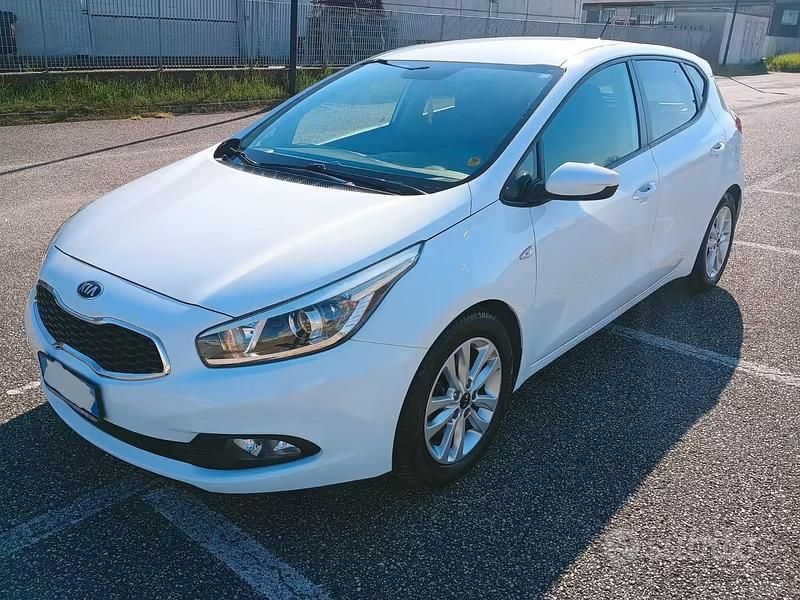 Begagnad Kia Ceed Active 90 HK (66 kW) 2013 Vit Halvkombi