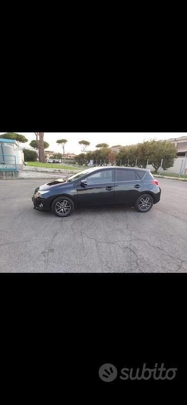 Nero Usata 2015 Toyota Auris Hybrid Tre volumi | 8500 € (Buon prezzo) - Immagine 1/4