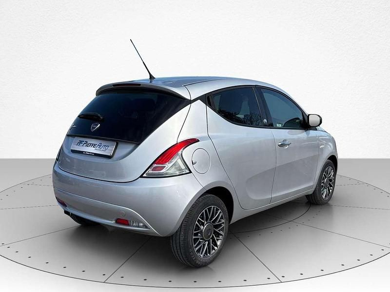 Usata Lancia Ypsilon S 69 CV (50 kW) 2017 Grigio argento Utilitaria