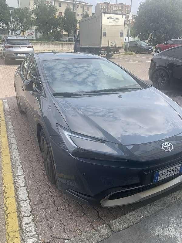 Usata Toyota Prius Active 151 CV (111 kW) 2023 Grigio Berlina