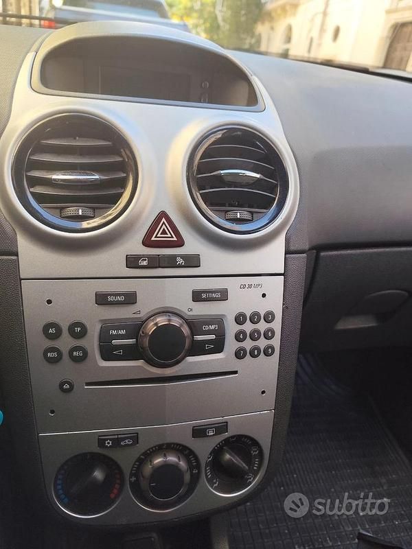 Usata Opel Corsa 86 CV (63 kW) 2012 Grigio Berlina