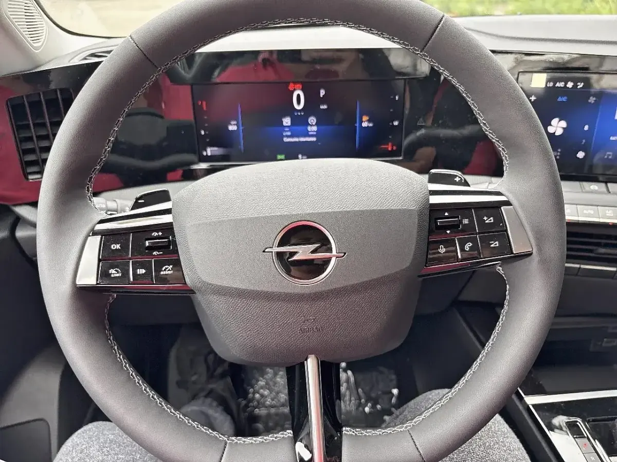 Usata Opel Astra Edition 131 CV (96 kW) 2024 Grigio Utilitaria