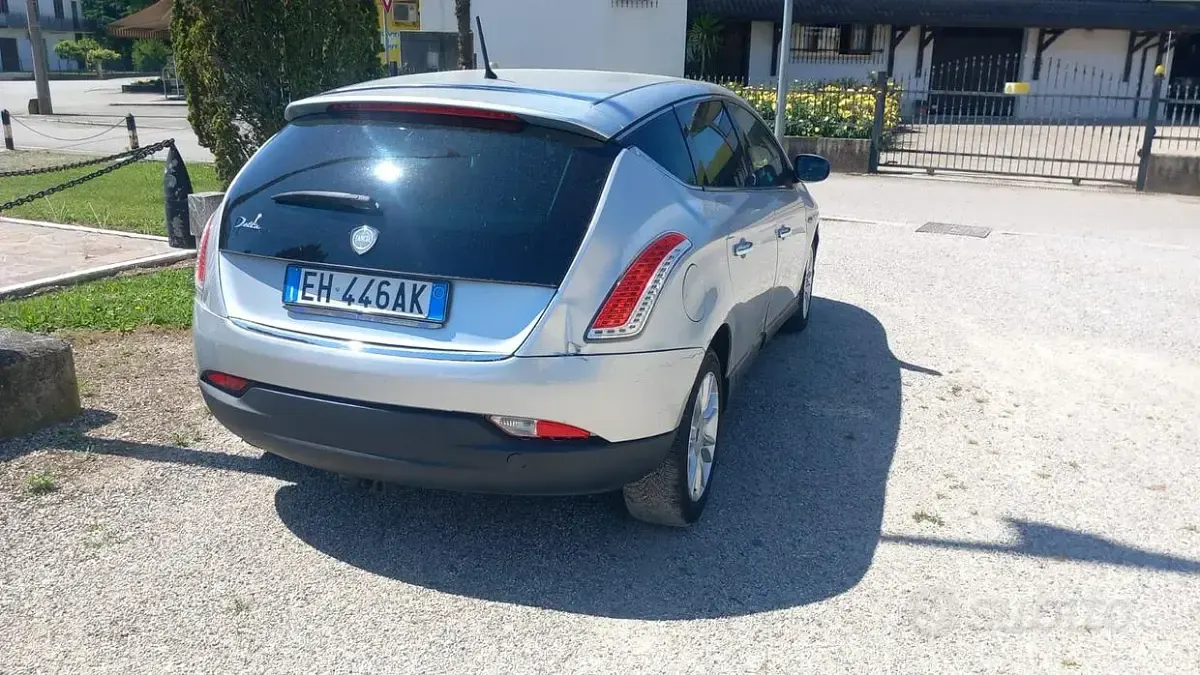 Usata Lancia Delta 120 CV (88 kW) 2011 Utilitaria
