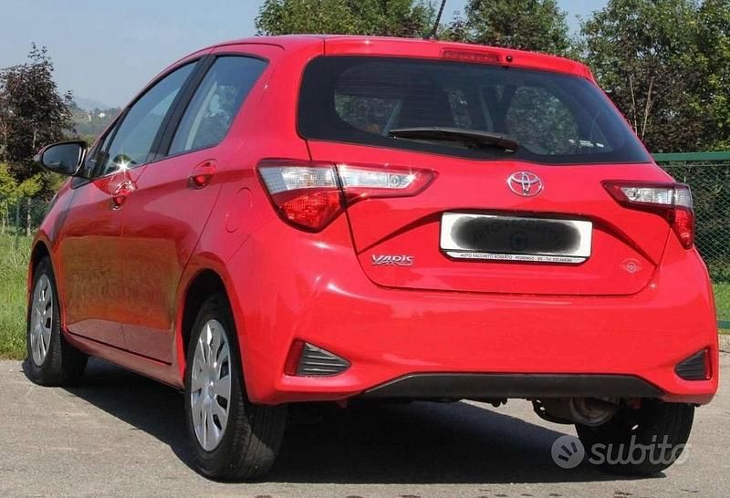 Usata Toyota Yaris Cool 72 CV (52 kW) 2019 Rosso Berlina