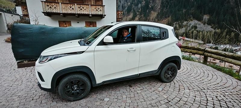 Bianco Usata 2018 Mahindra KUV100 SUV | 7250 € (Buon prezzo) - Immagine 1/4