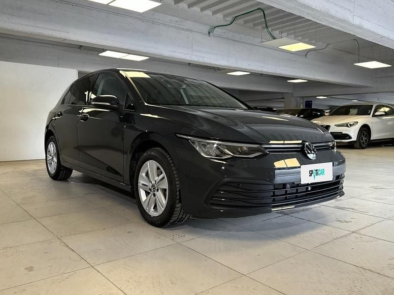 Usata VW Golf VIII Life 110 CV (80 kW) 2023 Grigio Berlina