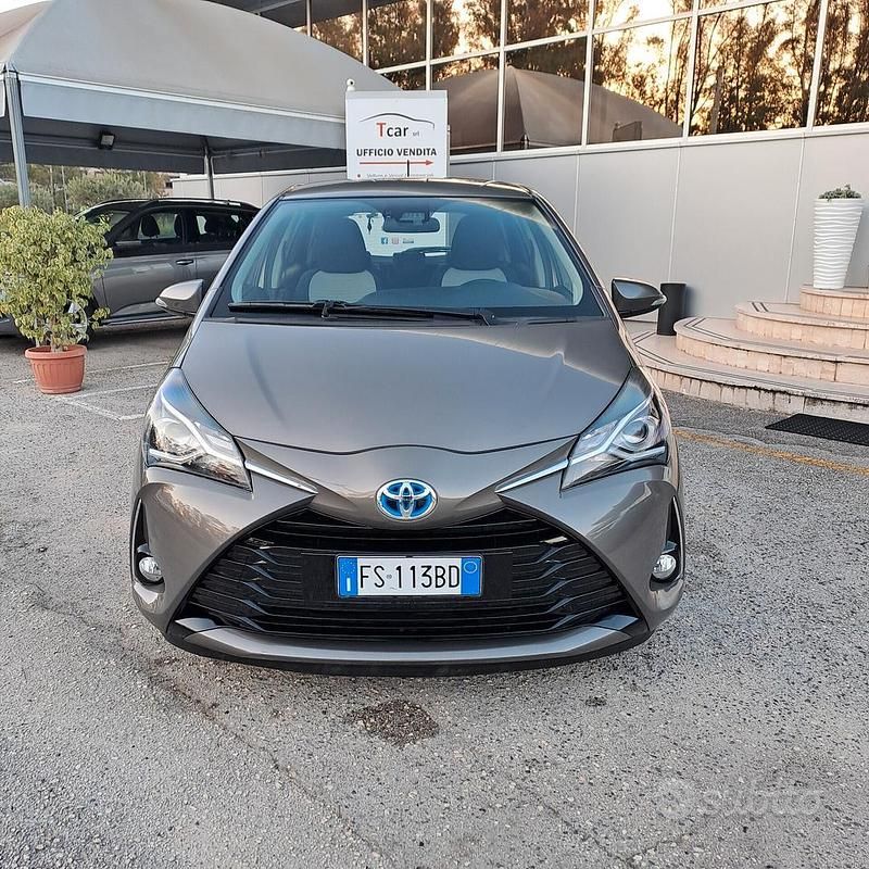 Usata Toyota Yaris Hybrid Business Edition 73 CV (53 kW) 2018 Grigio Berlina