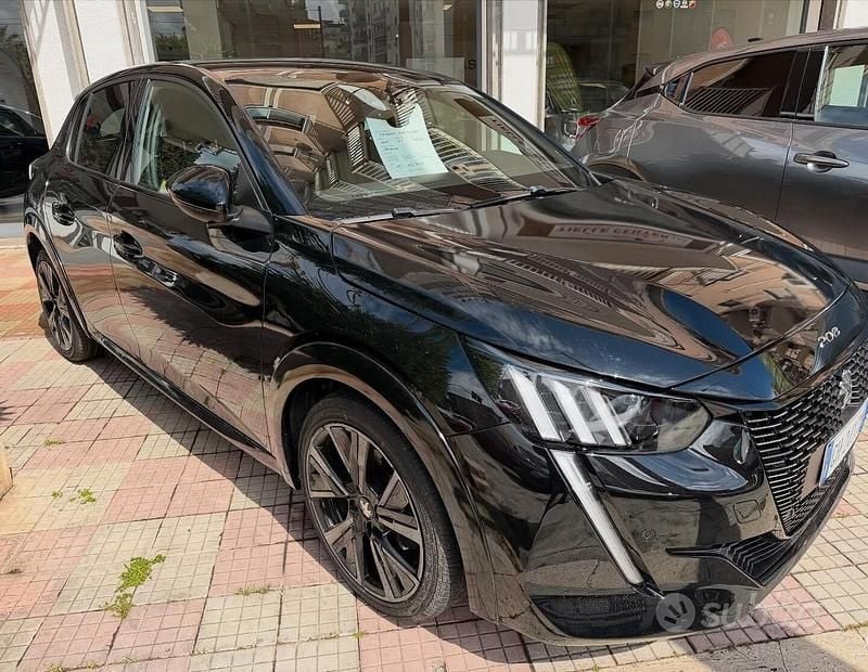 Usata Peugeot 208 GT 131 CV (96 kW) 2023 Nero Utilitaria
