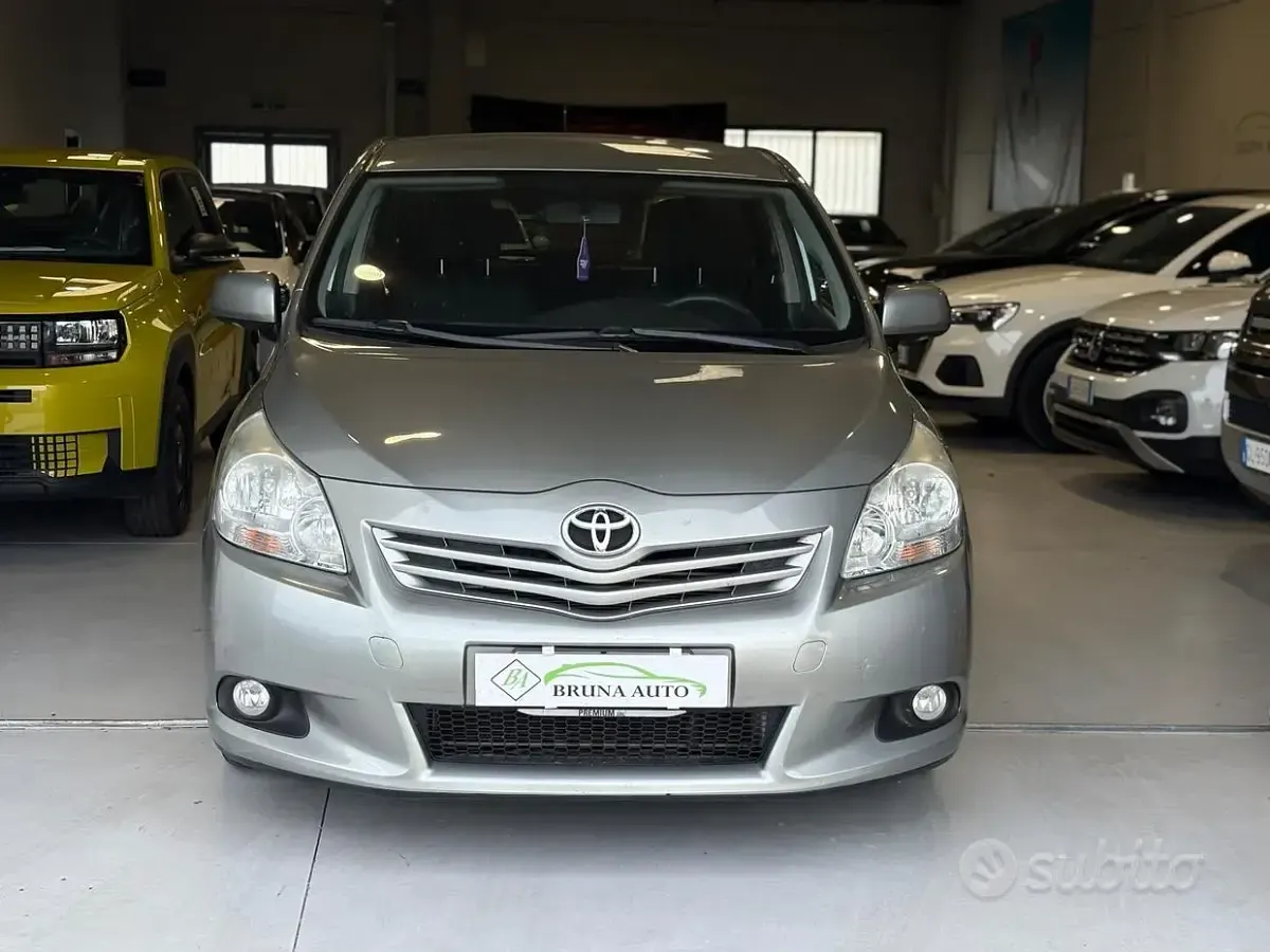 Usata Toyota Verso Style 150 CV (110 kW) 2012 Grigio Monovolume