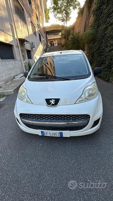 Usata Peugeot 107 73 CV (53 kW) 2011 Bianco Utilitaria