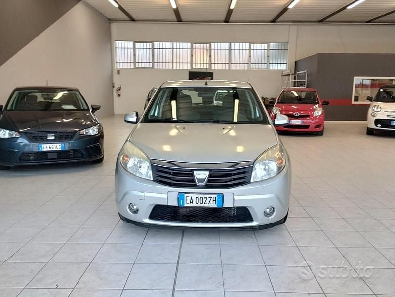 Bianco Usata 2013 Dacia Sandero Lauréate Due volumi | 5899 € (Buon prezzo) - Immagine 1/4