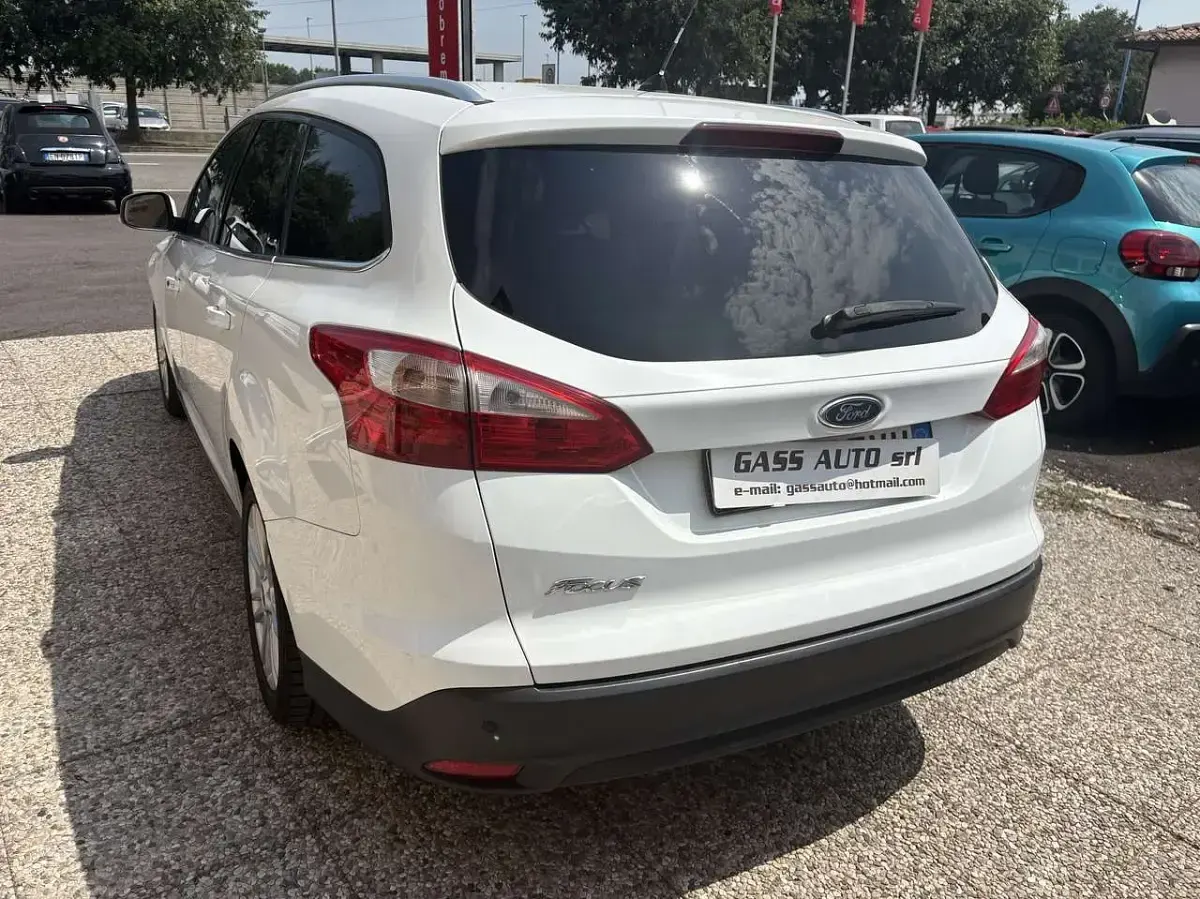 Usata Ford Focus 116 CV (85 kW) 2013 Bianco Station wagon