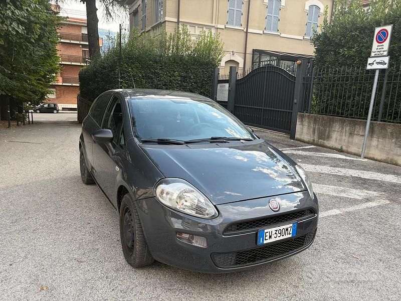 Grigio Usata 2014 Fiat Grande Punto Due volumi | 5000 € (Buon prezzo) - Immagine 1/4