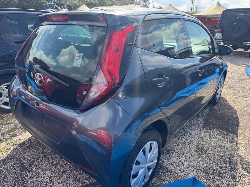 Usata Toyota Aygo Connect Style 72 CV (52 kW) 2021 Grigio Utilitaria