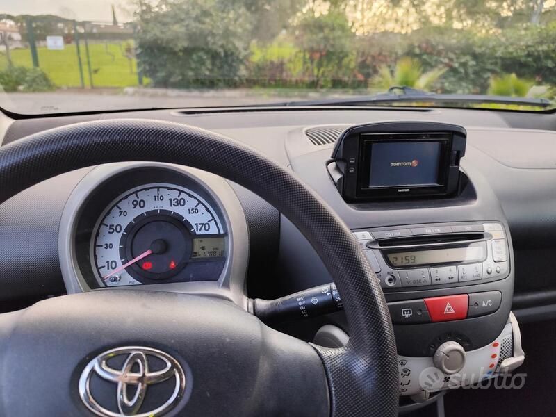 Grigio Usata 2012 Toyota Aygo Due volumi | 5200 € (Buon prezzo) - Immagine 1/4