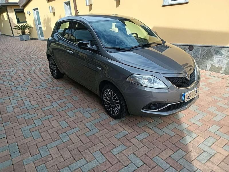 Usata Lancia Ypsilon Platinum 69 CV (50 kW) 2018 Grigio Utilitaria