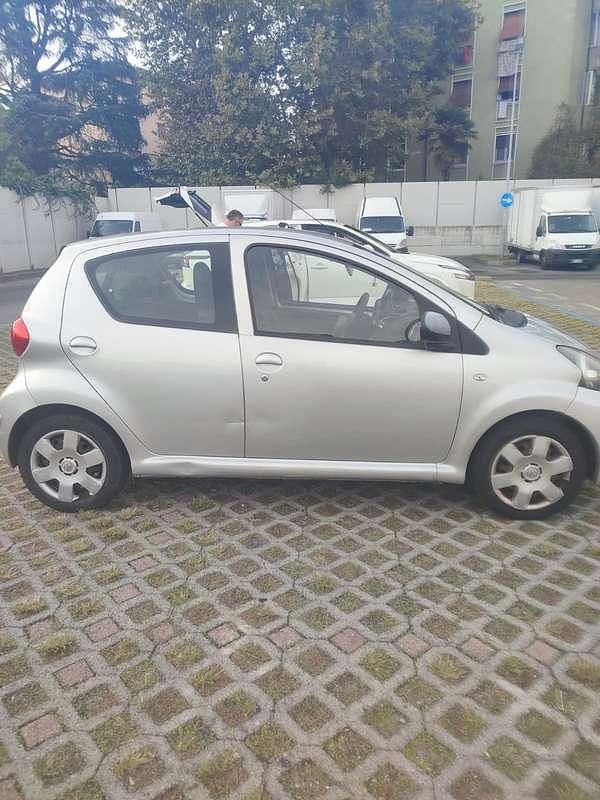 Usata Toyota Aygo 68 CV (50 kW) 2007 Argento Utilitaria