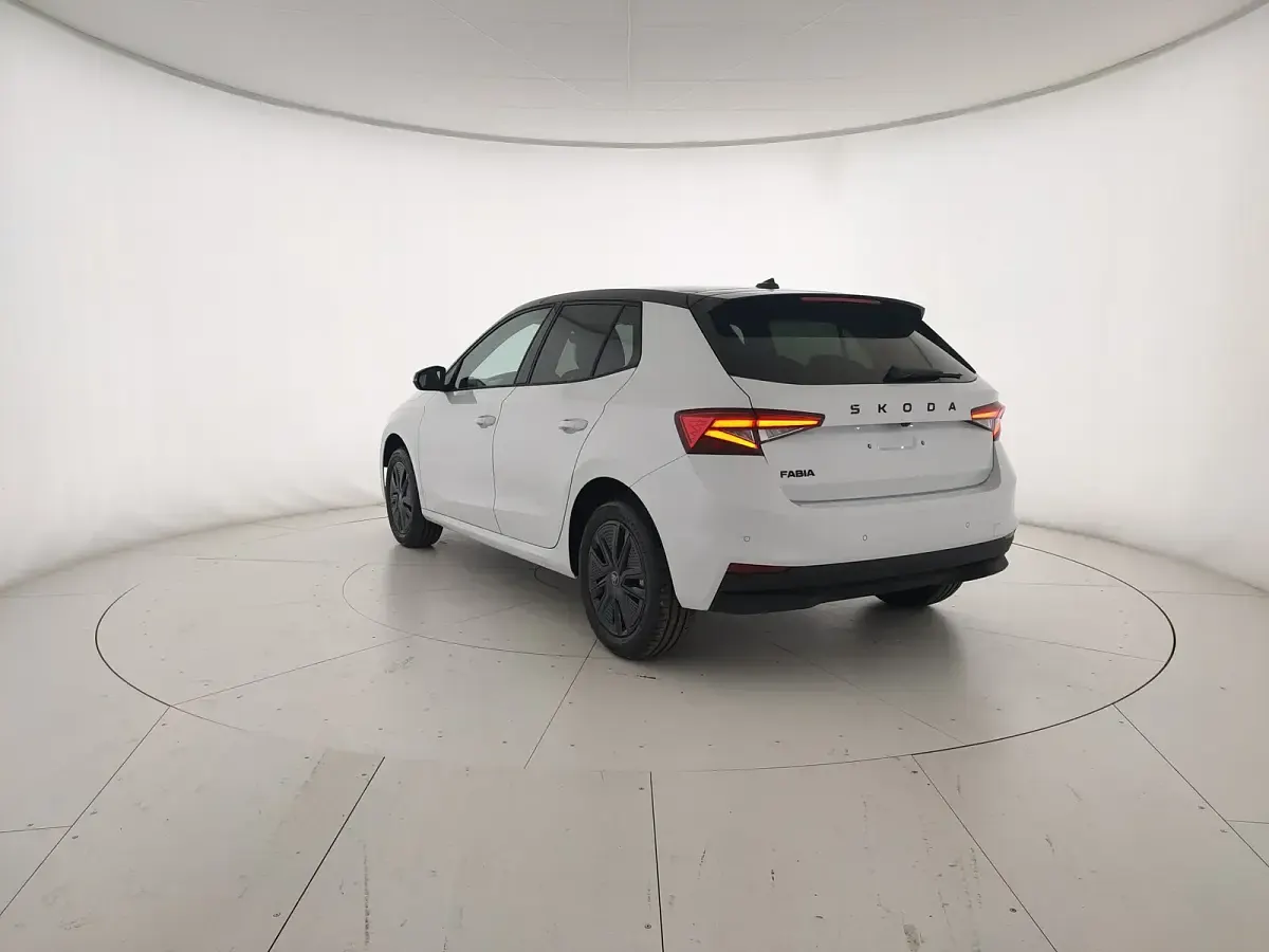 Nuova Skoda Fabia 95 CV (69 kW) 2026 Bianco luna metallizzato nero tulipano p Utilitaria