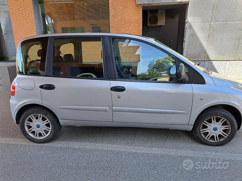 Usata Fiat Multipla 103 CV (75 kW) 2005 Grigio Monovolume
