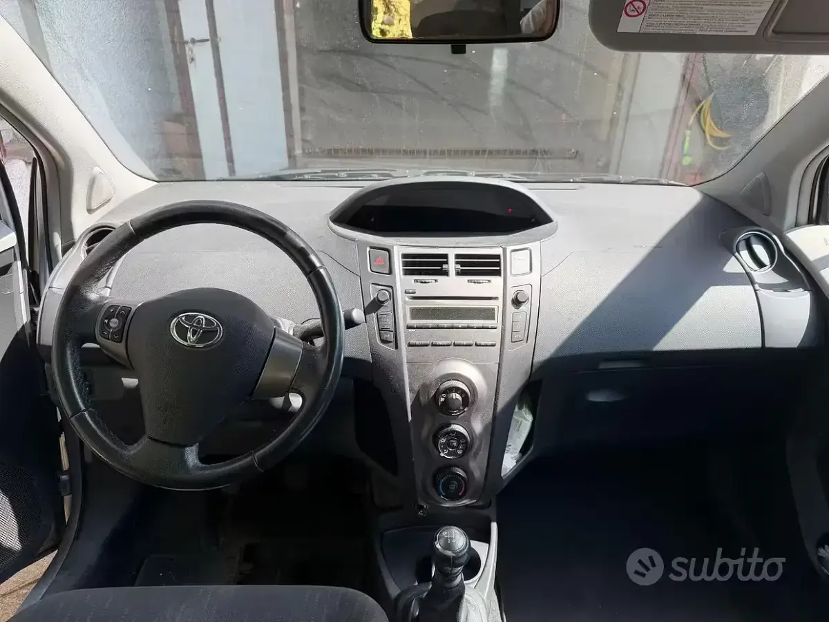 Usata Toyota Yaris 100 CV (73 kW) 2009 Grigio Utilitaria