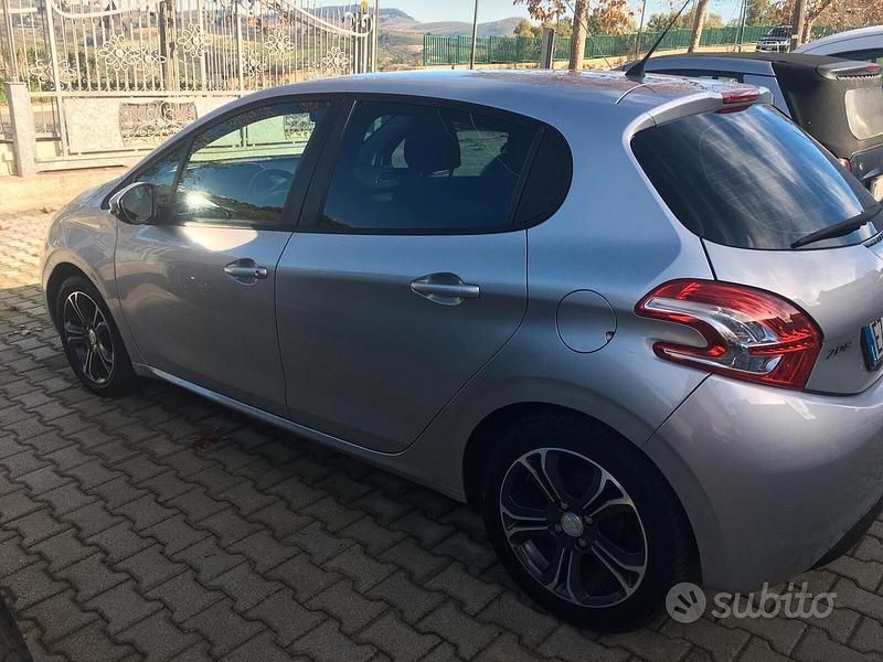 Usata Peugeot 208 Active 68 CV (50 kW) 2015 Grigio Utilitaria