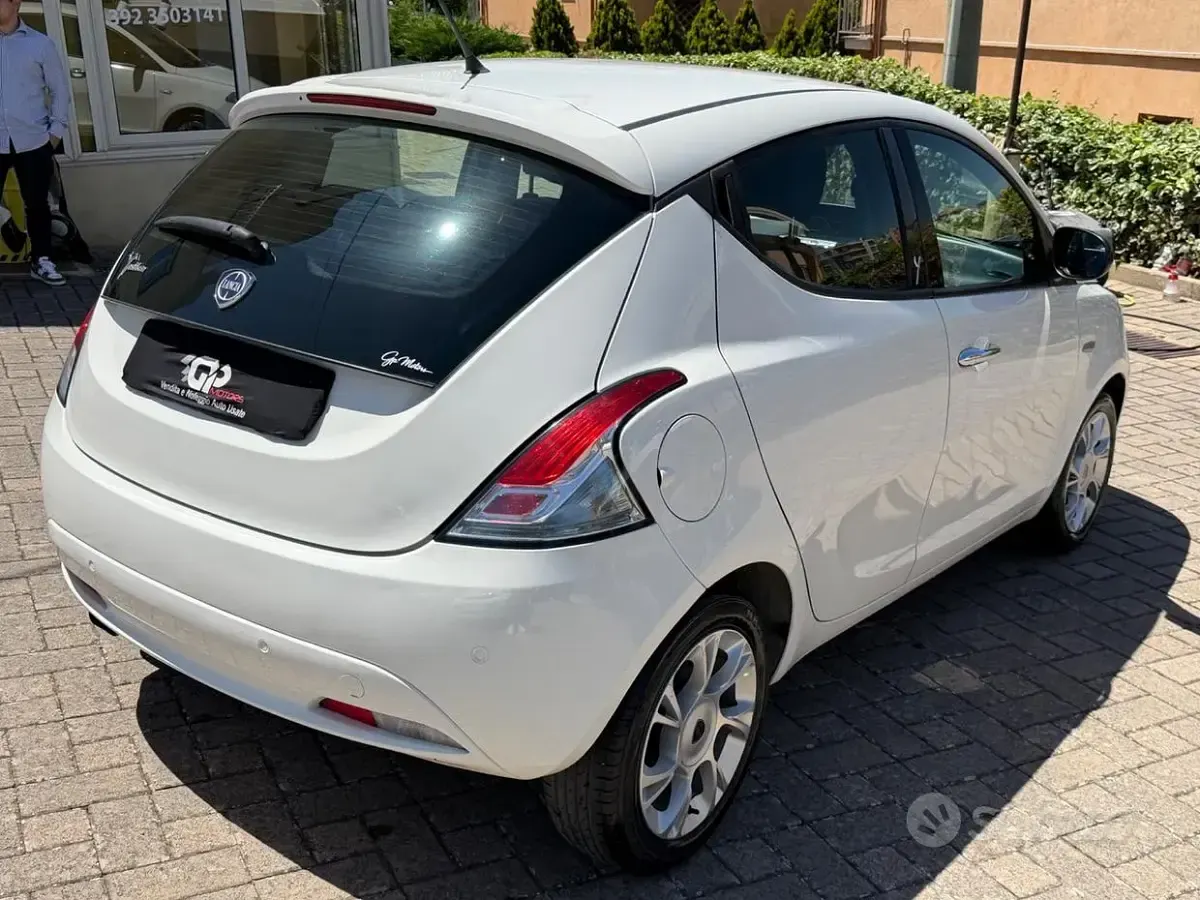 Usata Lancia Ypsilon Platinum 69 CV (50 kW) 2016 Bianco Utilitaria