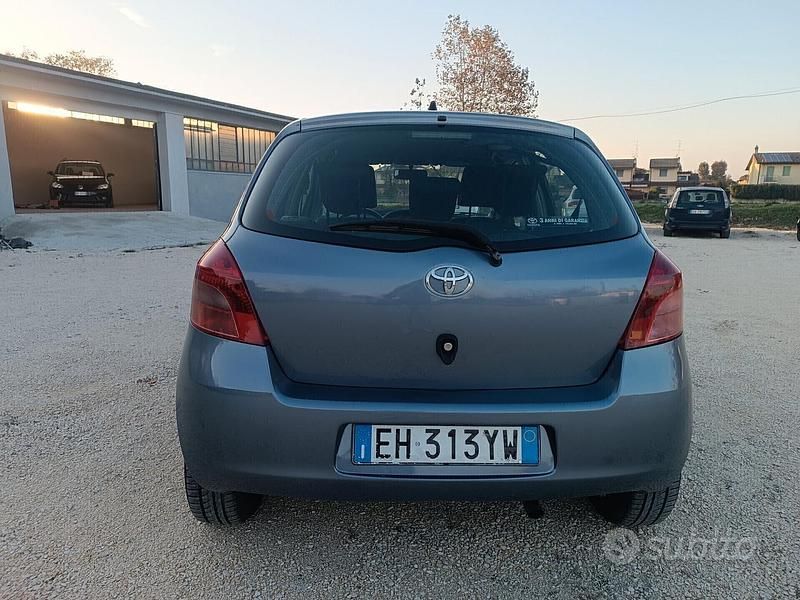 Usata Toyota Yaris 100 CV (73 kW) 2011 Grigio Berlina