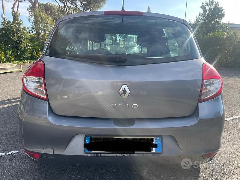 Usata Renault Clio II 75 CV (55 kW) 2010 Grigio Berlina