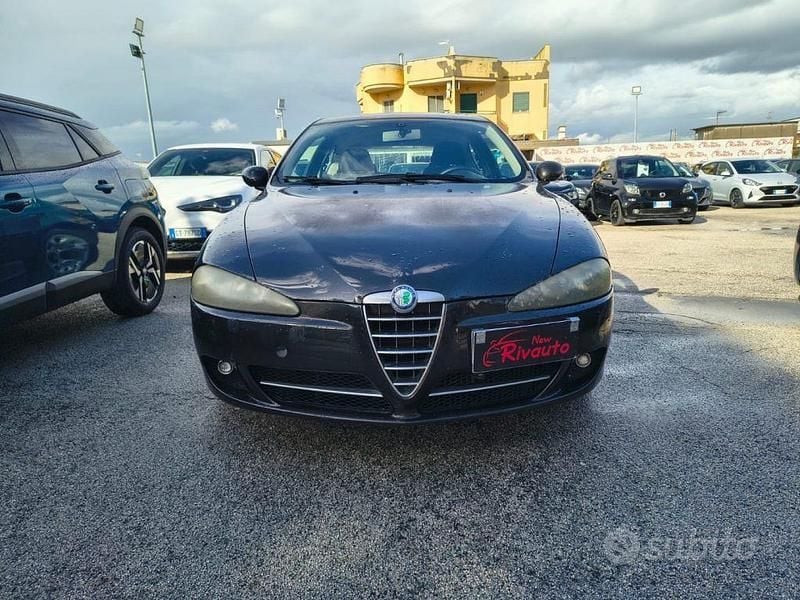 Nero Usata 2006 Alfa Romeo 147 Exclusive Due volumi | 1990 € (Ottimo prezzo) - Immagine 1/4