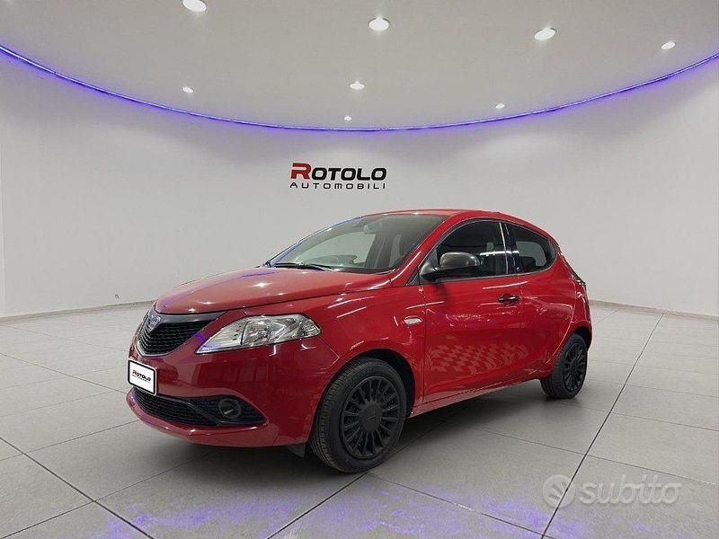 Usata Lancia Ypsilon Silver 69 CV (50 kW) 2018 Rosso Utilitaria