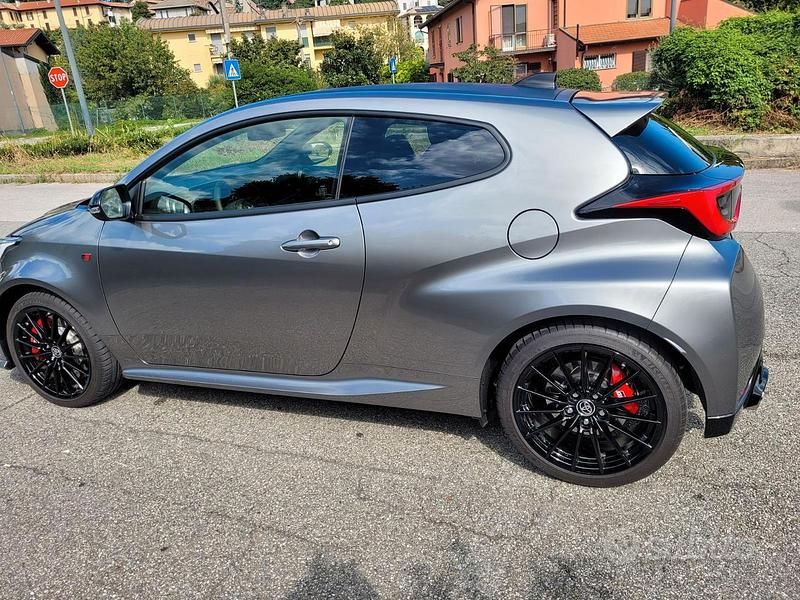 Grigio Usata 2024 Toyota Yaris Due volumi | 60.000 € - Immagine 1/4