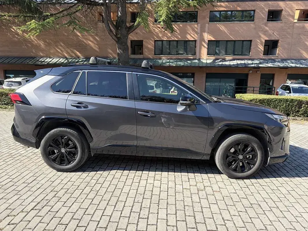 Usata Toyota RAV4 Hybrid Style 178 CV (130 kW) 2024 Grigio SUV