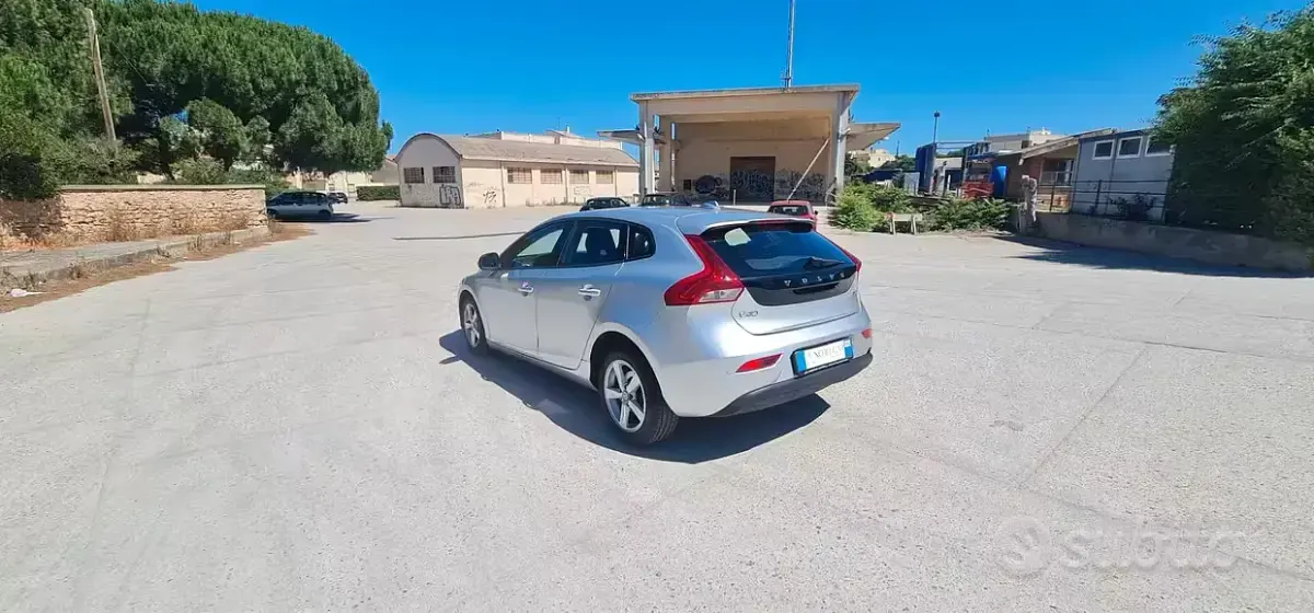 Usata Volvo V40 Momentum 115 CV (84 kW) 2014 Grigio Berlina