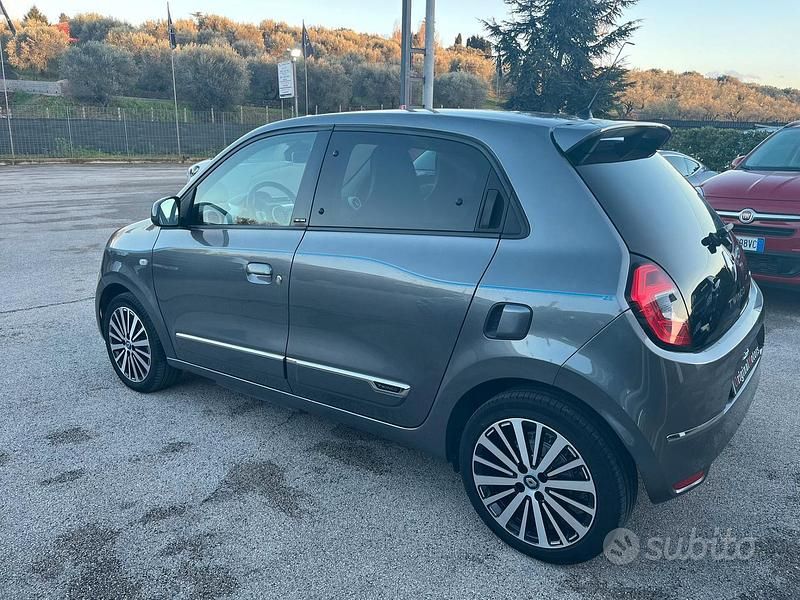 Gebraucht Renault Twingo Techno 60 kW (82 PS) 2022 Grau Kleinwagen
