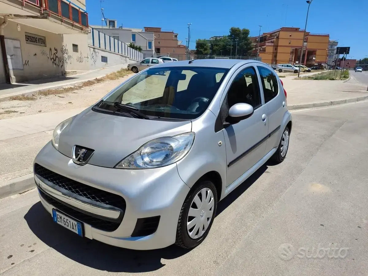 Usata Peugeot 107 68 CV (50 kW) 2012 Grigio Utilitaria