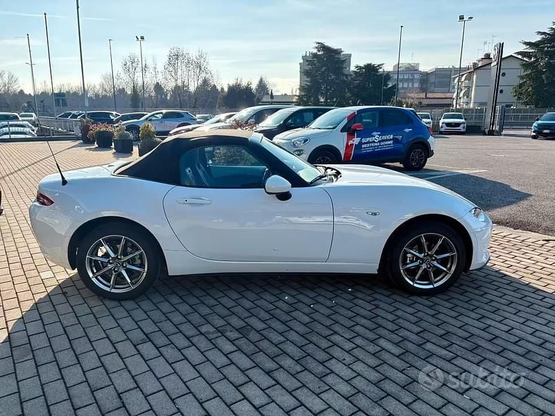 Usata Mazda MX5 Exclusive-Line 132 CV (97 kW) 2025 Bianco Cabrio