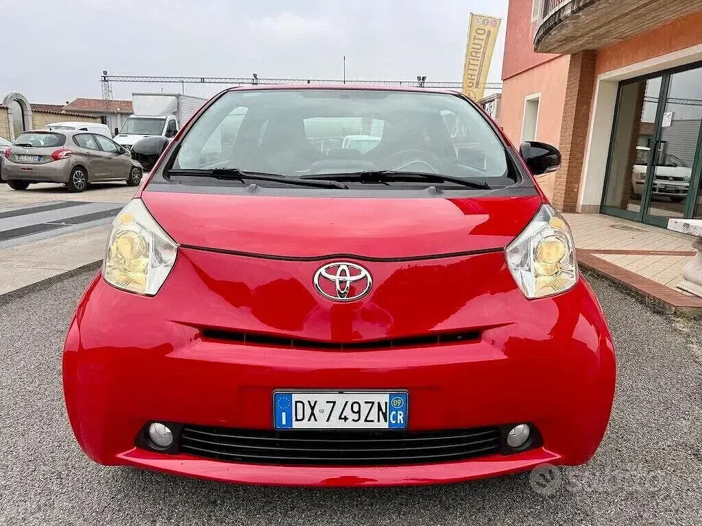Usata Toyota iQ Sol 68 CV (50 kW) 2009 Rosso Utilitaria